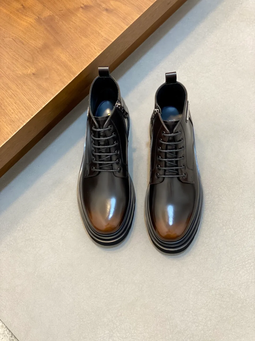 Men's men's shoes💰900 Prada/Prada Thick-soled formal wear shipped, same style at the counter, top-quality goods produced in Dongguan, those who know the goods should hurry up and start! New men's casual leather shoes, imported calfskin, shiny and translucent leather, uniform leather holes, fine texture, splicing and sewing technology, soft, comfortable and wrinkle-free, elegant Derby shoe shape, thickened and heavy-duty made, high-quality products that kill all currencies in the market, standard gold-label cowhide feet, calfskin lining, thickened rubber sole, durable and wear-resistant, ultra-light material, extremely comfortable for the upper foot, smooth surface, splicing lines, two styles to choose from, complete packaging! Size: 39-40-41-42-43-44 (45 customized) leather shoes